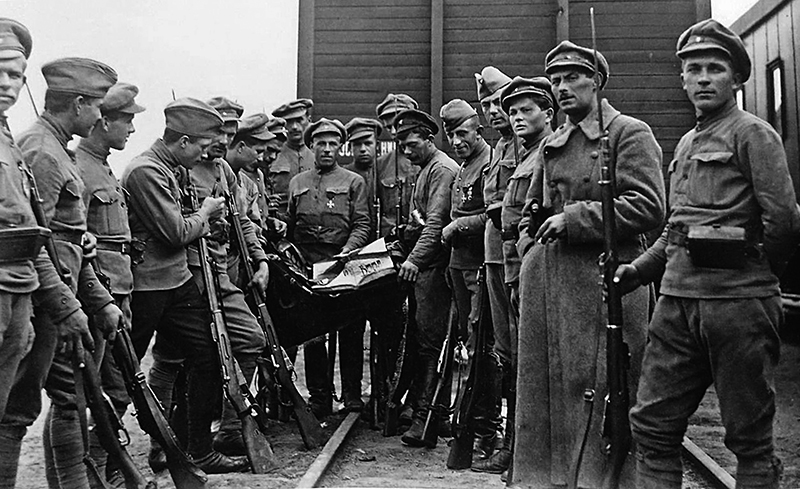 Солдаты Чехословацкого корпуса рассматривают захваченный вымпел красного отряда, 1918